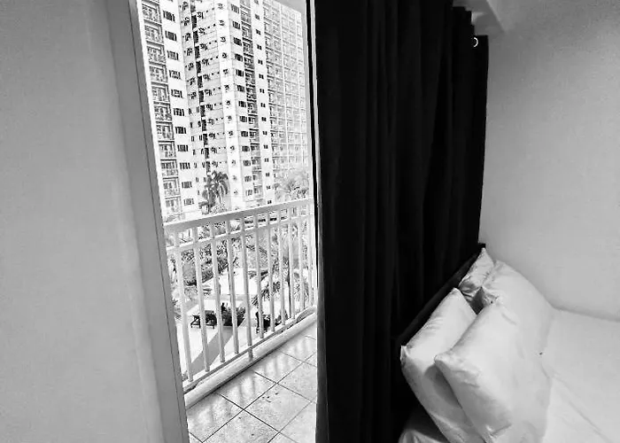 Moa 1br With Pool View &balcony Staycation2 Apartment Manila